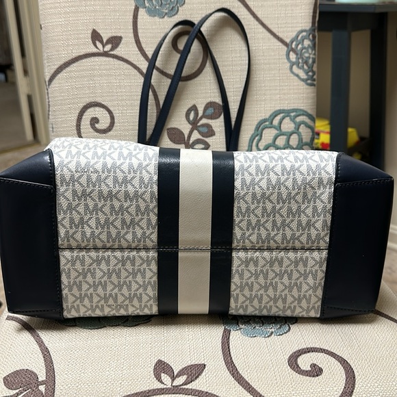 Michael Kors Navy and White Tote Bag Jet Set Tote 👜 - Picture 8 of 9